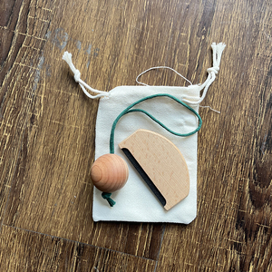 Ensemble de peignes à laine en bois personnalisés avec logo, pour éliminer les bouloches des pulls, avec sac et boules de cèdre - Product Image 3