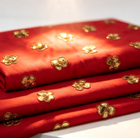 Tissu satiné rouge mat vibrant avec broderie de sequins et perles dorées pour tenues de cérémonie pour garçons et robes de soirée/Qipaos