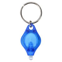 Grosir Pabrik Gantungan Kunci LED Plastik Mini Lampu Senter UV Baterai Kancing Tanpa Sekrup Gantungan Kunci Portabel