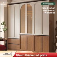 Armoire sectionnelle antique de style mi-médiéval en bois massif et rotin avec portes battantes amovibles pour chambre à coucher