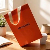 Sac en papier kraft personnalisé avec logo, nouveau design, estampage à chaud doré, sac de shopping pour vêtements, sac cadeau recyclable avec ruban en satin