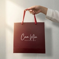 Personalisierte rosa Papiertüte mit Logo, luxuriöse Geschenktüte mit Satinbandgriff, bedruckte Papiertüte für Haar- und Schönheitsboutiquen-Verpackungen