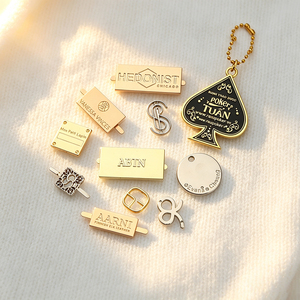 OEM Custom Embossed Metal Prong Label, Electroplated Zinc Alloy Pin Fastening Brand Plaque For Leather <b>Bags</b>, Sandals, Belts - Product Image 3