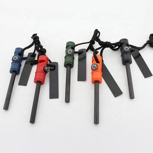 Allume-feu de survie 5-en-1 avec <span class=keywords><strong>grattoir</strong></span>, boussole et sifflet pour le camping et la randonnée - Product Image 6