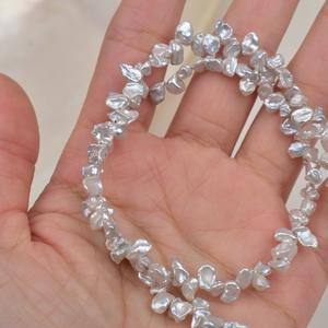 Collier en perles d'eau douce naturelles de forme irrégulière, argent naturel gris argenté, or blanc, trois sept trous, pétales de fleurs baroques - Product Image 3