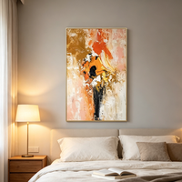 Art mural abstrait texturé or orangé chaud avec base en bois pour les intérieurs de restaurants modernes et minimalistes