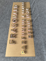 Lettres en acier inoxydable titane brossé de 3 mm sur base acrylique de 38 mm d'épaisseur, signalétique combinée haut de gamme personnalisée pour les façades de marques