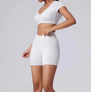 Conjunto de Yoga Personalizado para Mujer: Top Corto de Manga Corta con Cuello en V Profundo y Espalda Descubierta, y Pantalones Cortos Elásticos con Cintura en V - Product Image 5