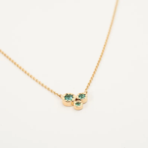 Collier Émeraude Verte Ronde à Trois Pierres, Bijou de Naissance en Or Massif 14K, Pendentif Vert Miniature, Joaillerie Fine de Qualité Supérieure - Product Image 3