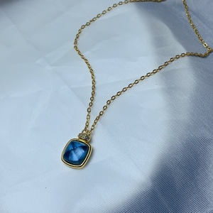 Collar con Colgante de Plata de Ley 925 con Piedra Preciosa Cuadrada de Topacio Azul Londres Natural de 8 mm Hecha a Mano - Product Image 1
