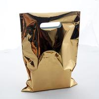 Sac en plastique noir mat avec poignée, estampage à chaud du logo, sac de shopping en papier