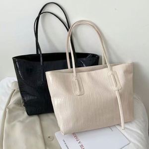 Sac fourre-tout en cuir PU, sac à bandoulière Hobo, sac à main de shopping grande capacité, sacs d'affaires pour l'université - Product Image 4