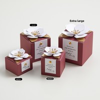 Boîte cadeau de mariage rose poudré au design floral carré créatif pour bonbons de mariage et emballage de fiançailles