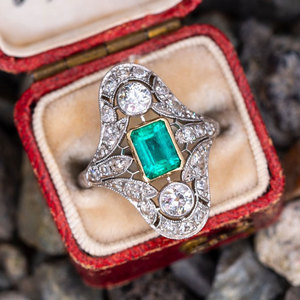 Anello Vintage con Design Traforato in Pizzo Stile Verde Smeraldo per Donne - Product Image 1