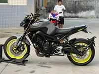 Moto sportive à essence Yamaha MT-09 d'occasion, haute performance, 900 cm³, moteur refroidi par eau, adaptée à la conduite à grande vitesse