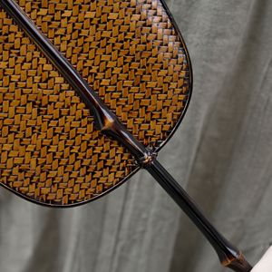Éventail rétro en bambou tressé fait main, d'inspiration zen, avec manche en feuille de bananier, éventail rafraîchissant d'été de style chinois. - Product Image 4