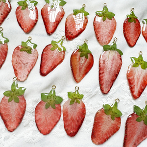 2024 새로운 사랑스러운 수지 드라이 프레스 진짜 딸기 매력 펜던트 개인화 된 귀여운 과일 매력 DIY 보석 만들기 - Product Image 5