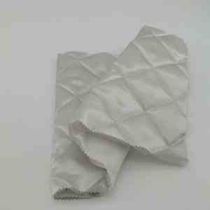 Tela de Satén Color <span class=keywords><strong>Beige</strong></span> al por Mayor, Tela de Poliéster 100% con Doble Cara y <span class=keywords><strong>Acolchado</strong></span> Ultrasónico de Diamantes para Forro de Ropa y Decoración - Product Image 5