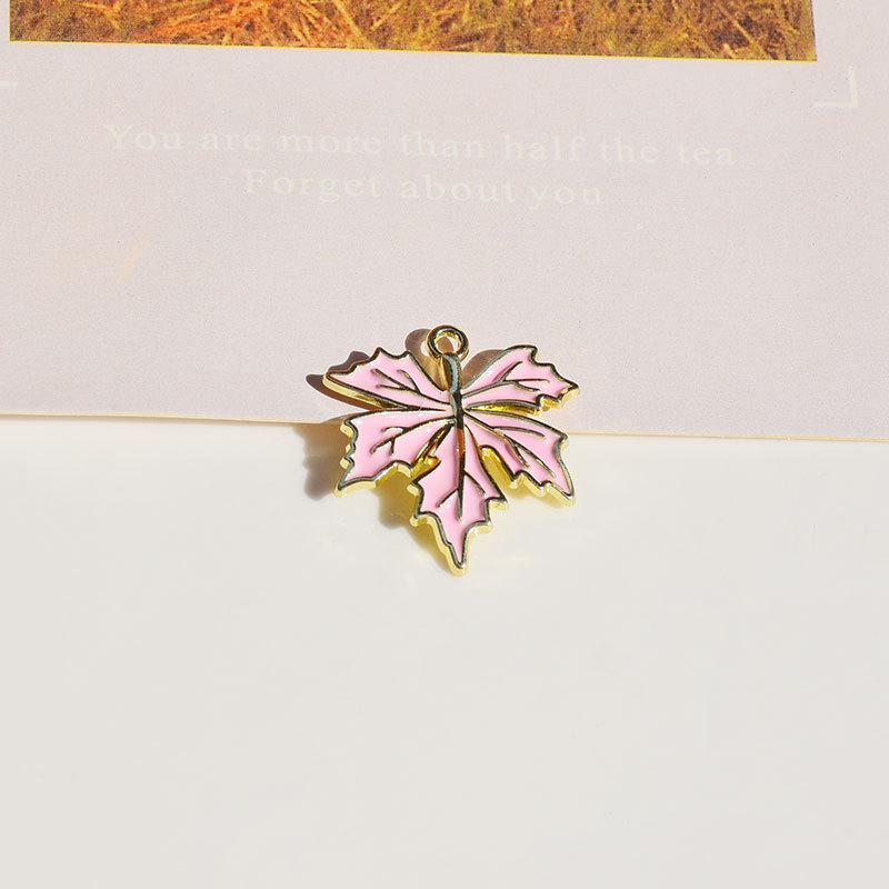 Hojas de arce rosadas