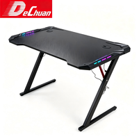 Bureau de jeu ergonomique en acier en forme de Z avec éclairage LED RGB, surface en fibre de carbone et porte-gobelet pour salle de jeu PC