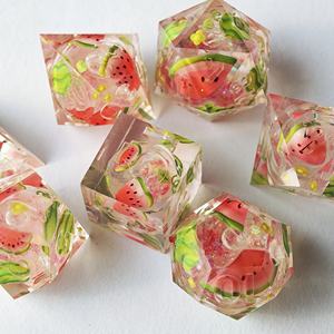 Ensemble de dés DND personnalisés sur le thème des fruits pour le jeu de table TRPG Dungeons&<span class=keywords><strong>Dragons</strong></span> COC Accessoires de dés personnalisés D20 en résine faits à la main - Product Image 3