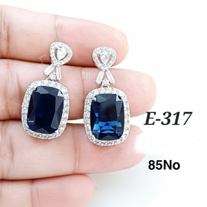 Élégantes boucles d'oreilles pendantes en diamant américain taille coussin bleu roi, bijoux tendance pour femmes, parfaits pour les mariages hindous et les fêtes, idéales pour offrir. - Product Image 1