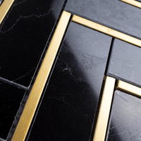 Carreau de mosaïque aspect marbre émaillé brillant sur mesure de bonne qualité en arête de poisson noir et or à chevrons de luxe pour dosseret de cuisine
