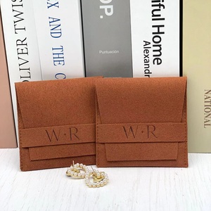 Bolsas de Joyería con Solapa y Logotipo en Relieve, de Microfibra Marrón, Marca JUNE Fashion - Product Image 3