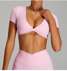 Haut court de yoga pour femme, col en V, torsadé devant, dos nu, avec soutien-gorge intégré, manches courtes, en Spandex/Nylon respirant, coupe ajustée, vente en gros - Product Image 1