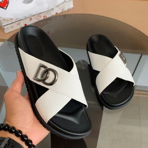 Nouvelles sandales plates en cuir de luxe pour femmes et hommes 2025 – Tongs décontractées de style plage pour hommes, idéales pour la marche en extérieur - Product Image 4