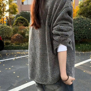 <span class=keywords><strong>Giacca</strong></span> <span class=keywords><strong>Camicia</strong></span> Texturizzata con Bottoni in Grigio, Nero e Bianco per Streetwear, Stile Cleanfit e Old Money - Product Image 3