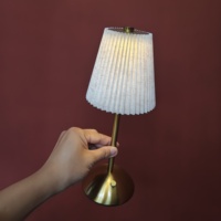 Lampe de table sans fil à commande tactile, design moderne doré, abat-jour en tissu, vente en gros d'usine, pour hôtels et restaurants
