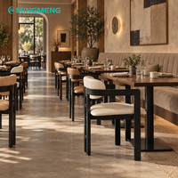 Ensemble de mobilier de restaurant : Fauteuil rembourré bicolore, table à manger en bois massif, banquette capitonnée pour café et bistrot