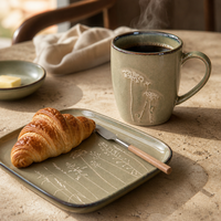 Vaisselle en grès artisanal, glaçure réactive vert olive, motif fleurs sauvages en relief, assiette, bol et tasse en céramique pour la table et cadeau de mariage