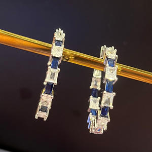 Orecchini a Cerchio in Oro Bianco E1771 con Diamanti Taglio Principessa e Zaffiri Blu, Montatura a Griffe, Classici da Donna per Uso Quotidiano - Product Image 5