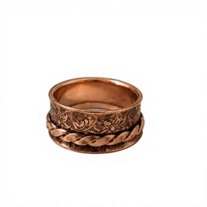 Bague large en cuivre pur forgé à la main, bijou anti-stress, motif floral torsadé gravé, vente en gros - Product Image 1