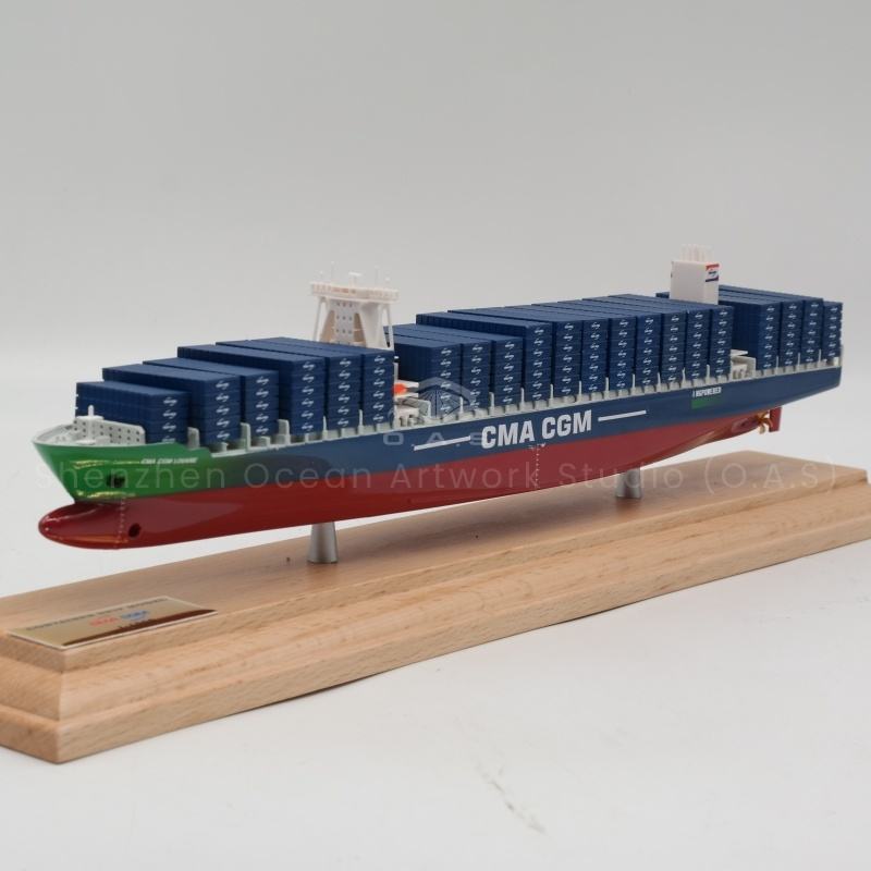 Maquette porte-conteneurs CMA CGM 35cm