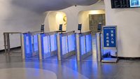 Barrera Automática Inteligente con Paneles de Vidrio y Acero Inoxidable para Control de Acceso en Áreas de Embarque de Aeropuertos