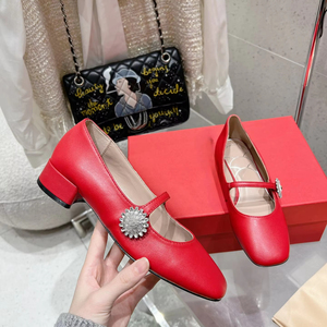 รองเท้าส้นเตี้ยแบบแมรี่เจนหนังสีแดงประดับคริสตัลลายรัศมีดวงอาทิตย์สำหรับผู้หญิง - Product Image 1