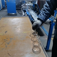 Machine à découper le verre capable de couper des tubes en verre d'un diamètre de 25 à 120 mm, automatiquement et à très grande vitesse, machine de découpe automatique de tubes en verre
