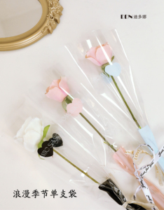 Bolsas de Plástico Impermeables al por Mayor para Envolver Ramos de Flores, con Diseños Románticos de Corazones y Letras Inglesas - Product Image 1