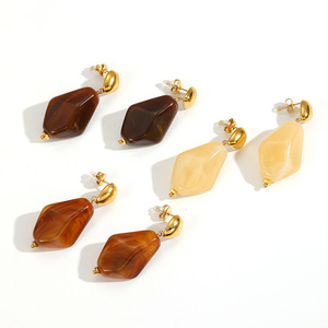 Boucles d'oreilles clous géométriques en résine, plaqué or 18 carats, acier inoxydable, élégantes, polyvalentes, inaltérables, bijoux de mode - Product Image 3