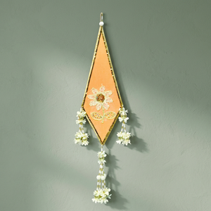 Décoration suspendue triangulaire en velours artificiel artisanal, motif losange, couleur orange - Product Image 3