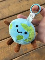 Porte-clés poupée en peluche mignonne et multifonctionnelle, personnalisable, style Xiaohongshu Little Earth, fabriquée à Yiwu, pour sac cadeau et décoration