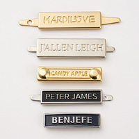 Placa de nombre de metal personalizada Color dorado con fondo negro para bolsos