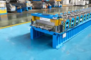 Máquinas formadoras de rolos de costura FORWARD que redefinem a engenharia de precisão na produção de painéis de telhado