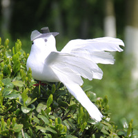 Colombes artificielles blanches, colombes de mariage, décorations d'intérieur, pigeons à plumes, verdure, petits oiseaux, ailes étendues, colombes en paire