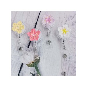 Distintivo retrattile in resina di fiori creativi - Product Image 3