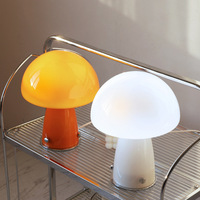 Lampe de bureau Bauhaus style médiéval pour chambre moderne, lampe de chevet champignon nordique simple pour fille, base E26, crée une ambiance lumineuse sur la table en verre