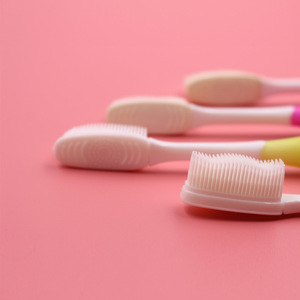 แปรงสีฟันขนนุ่มไนลอนแบบด้ามจับกันลื่น สำหรับผู้ใหญ่ ใช้ในบ้าน - Product Image 1